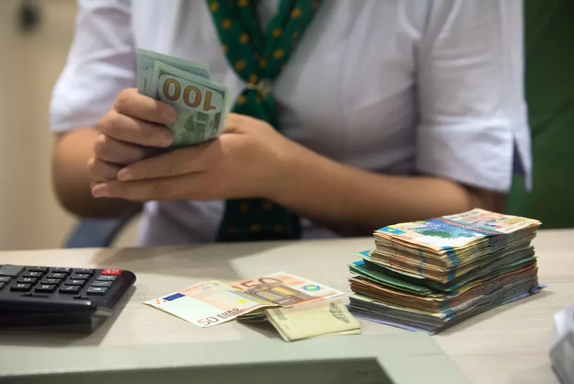 哈萨克斯坦坚戈: 在10亿美元干预后创下历史新低