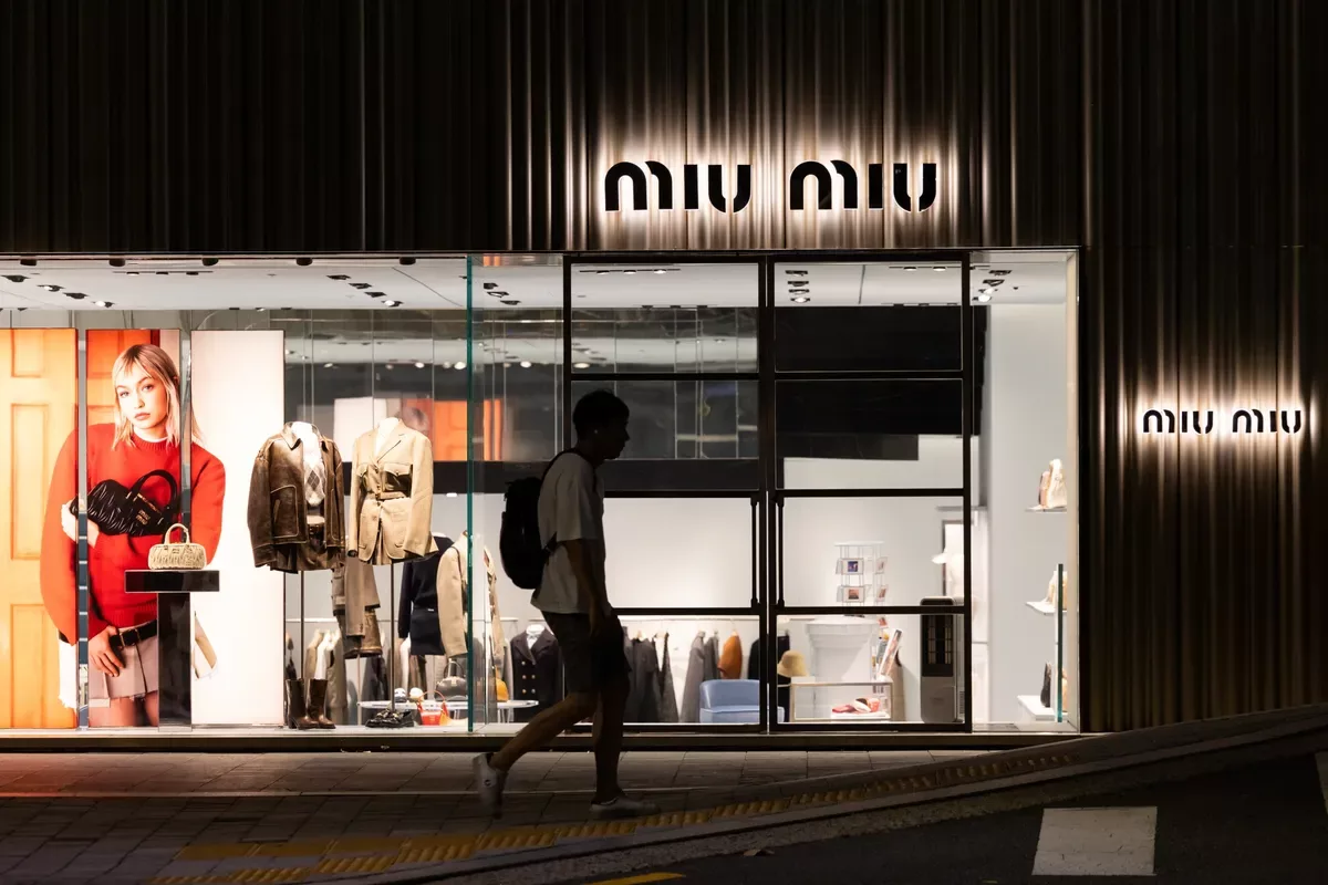年轻消费者涌向 Miu Miu，Prada 逆袭奢侈品市场低迷
